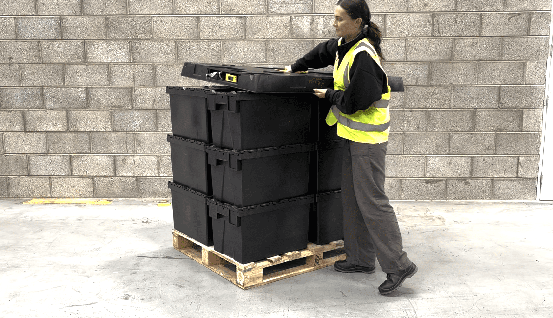 UK Pallet Lid being placed on top of totes to move goods without stretch wrap