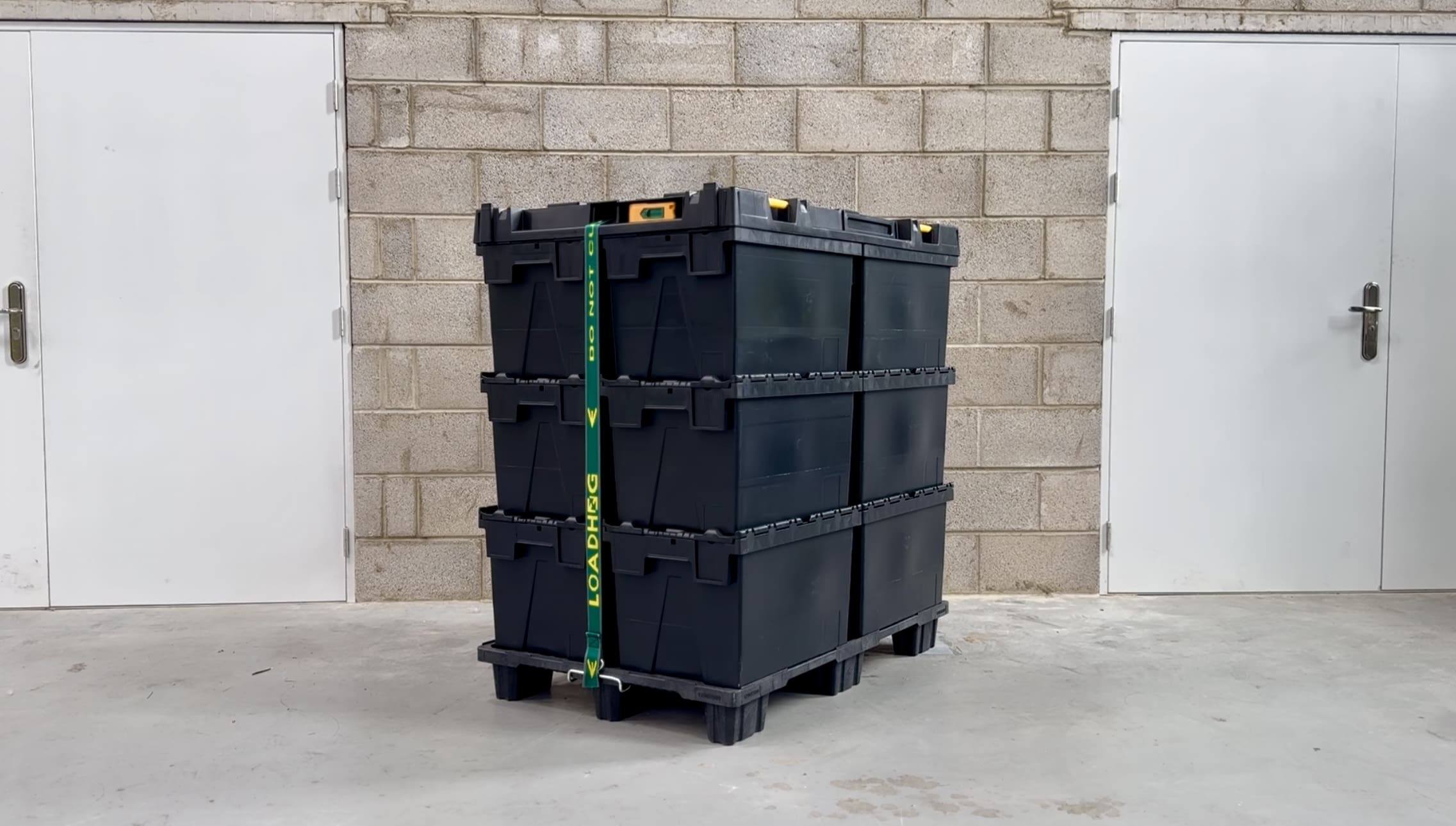 pallet and container being secured with a pallet lid