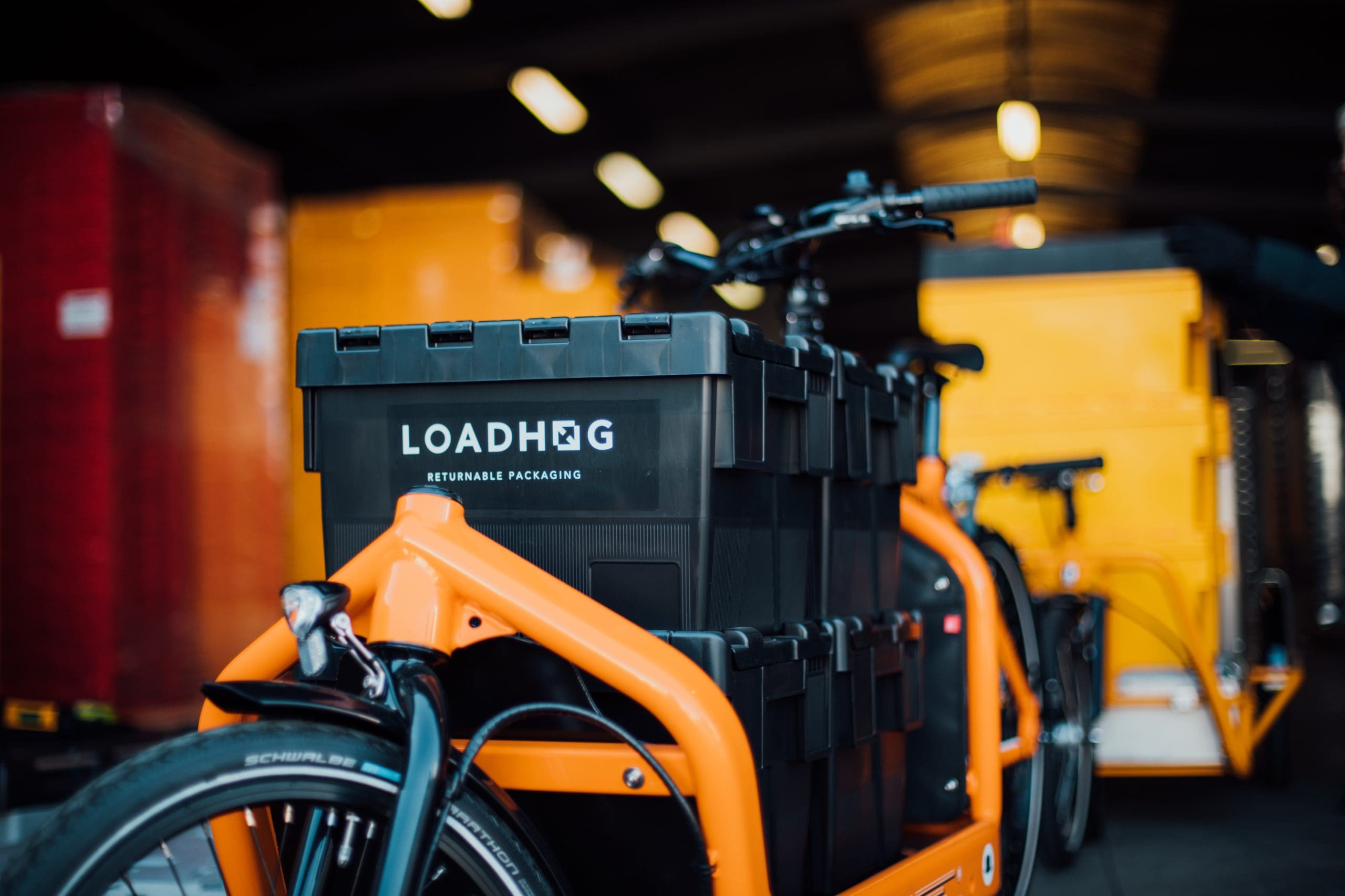 lidded tote being used to distribute goods in supply chain