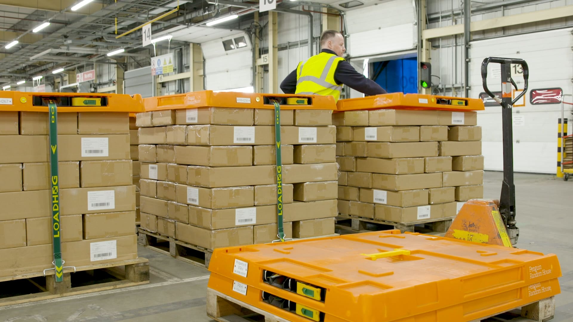 Penguin Random House using the Pallet Lid to secure pallet loads in supply chain